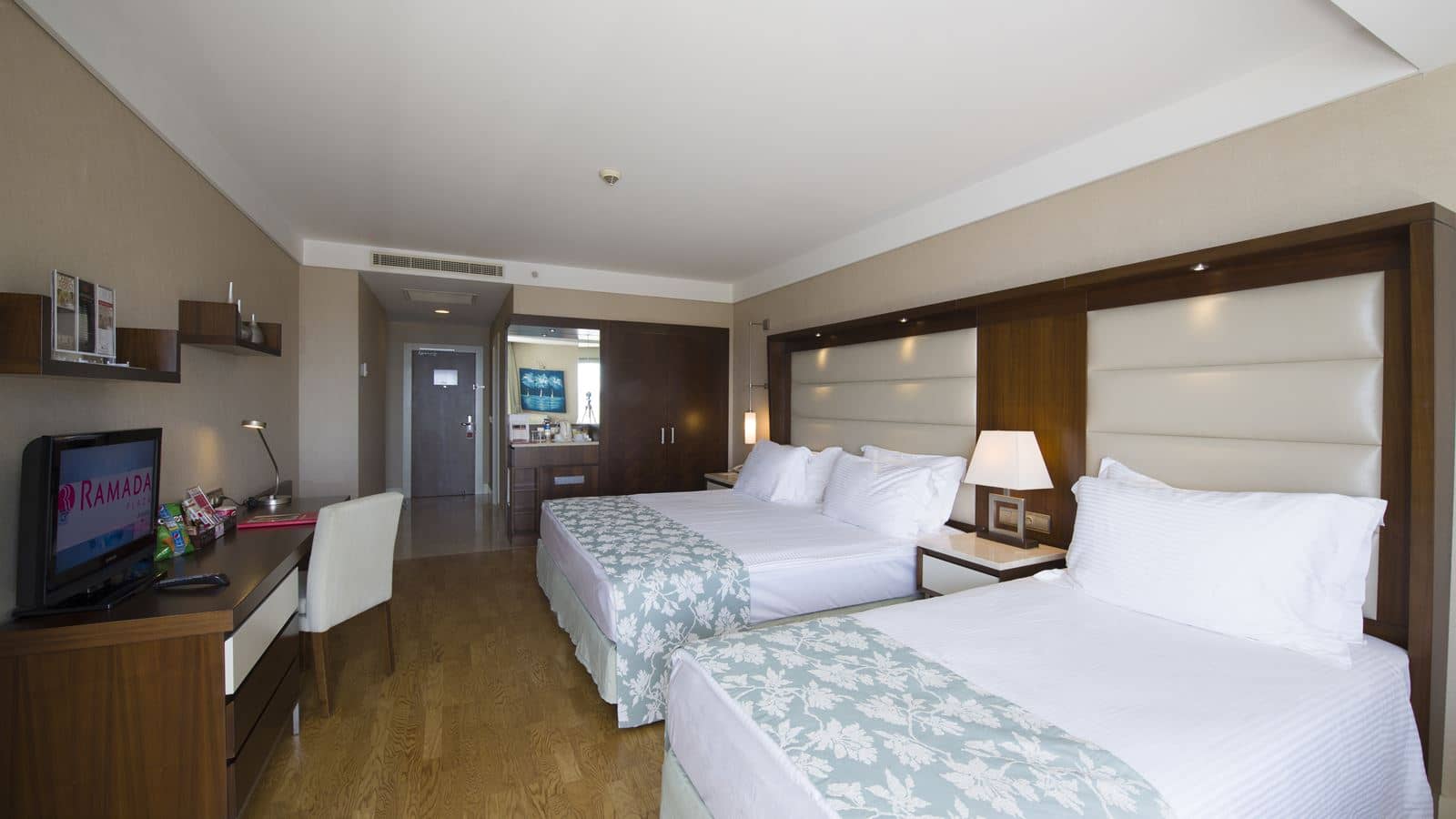 rooms-deluxe-room-side-sea-view-with-balcony