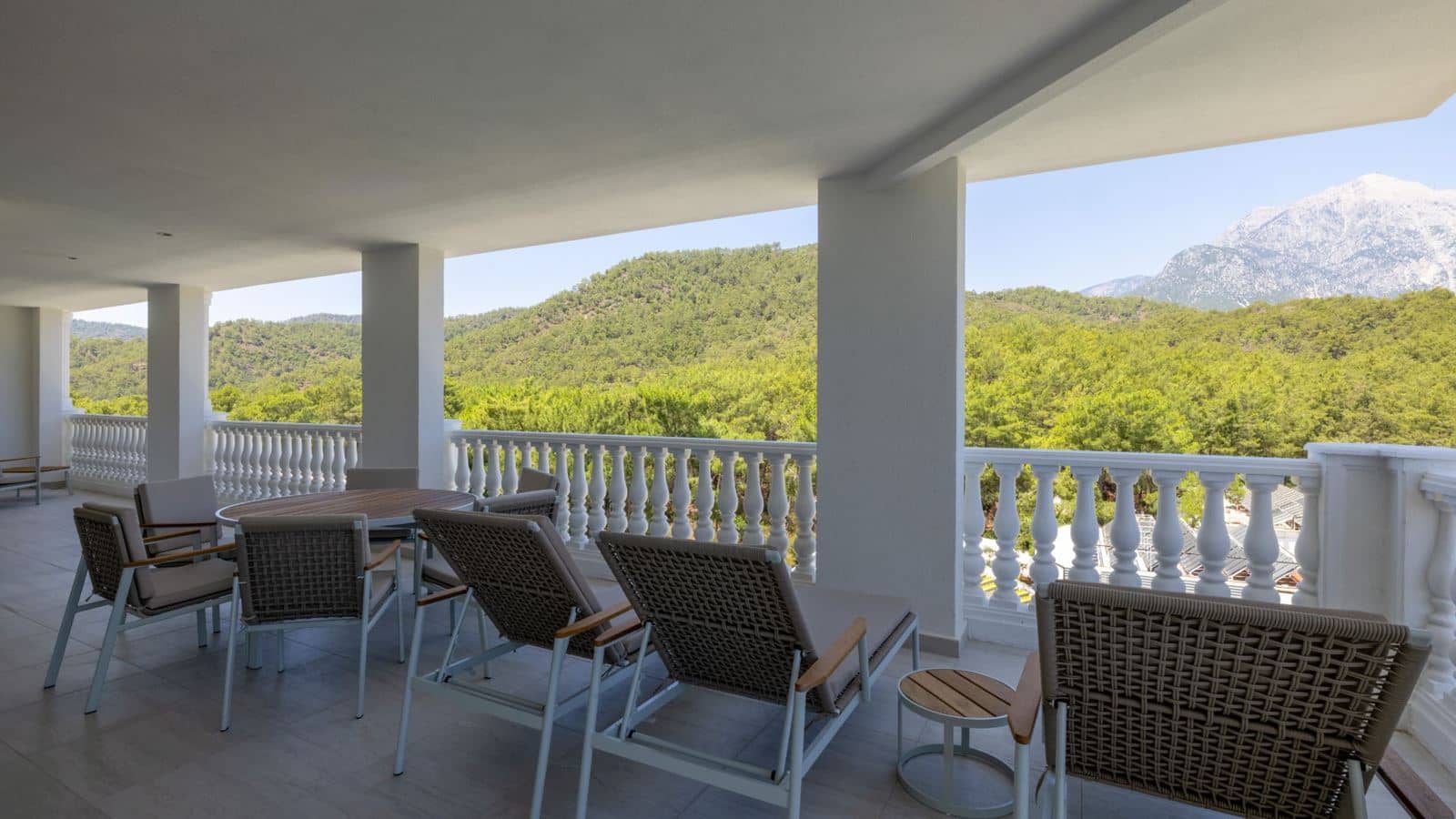 rooms-mare-signature-family-suite-land-view