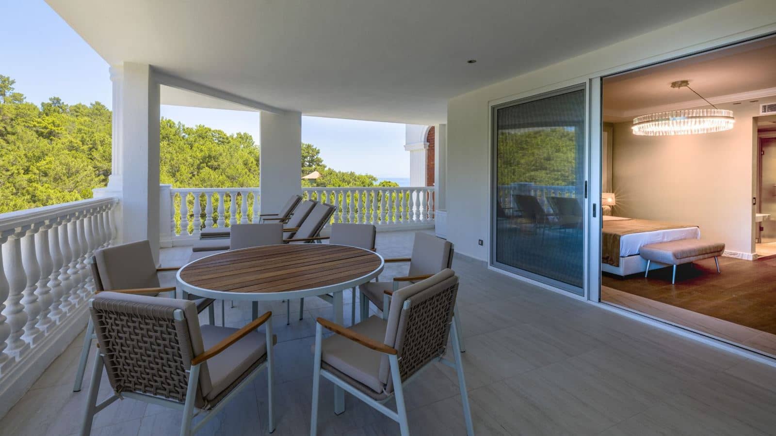 rooms-mare-signature-family-suite-land-view