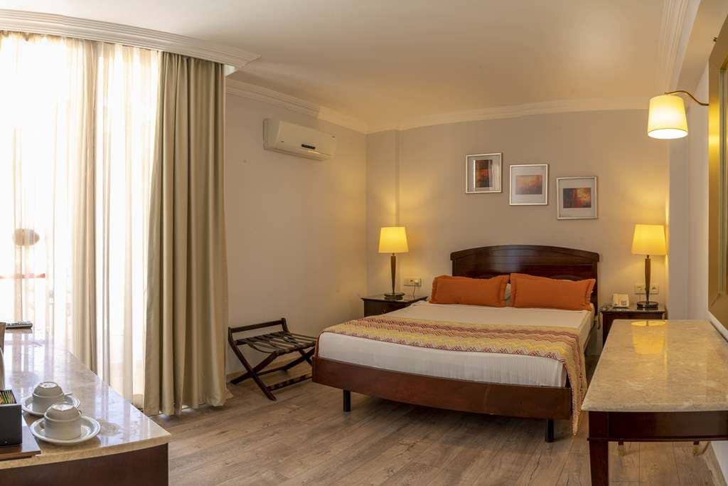 rooms-family-room