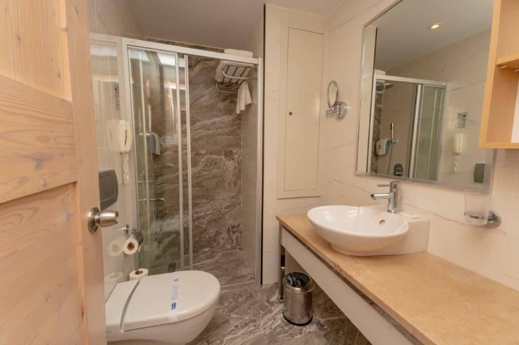 rooms-lake-house-upper-room