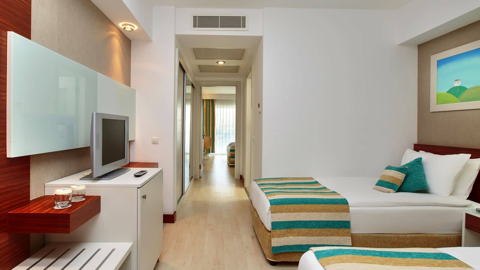 rooms-family-room-side-sea-view
