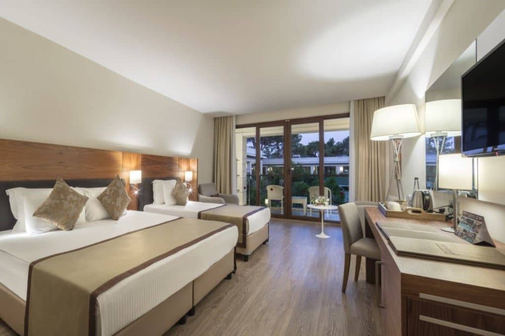 rooms-coral-room