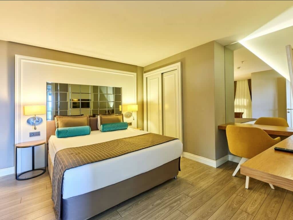 rooms-suit-room