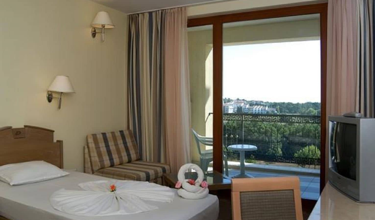 rooms-standard-room-lateralseaview-balcony-or-terrace