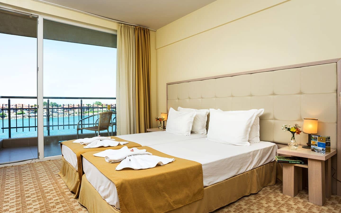 rooms-double-standard-apartment-balcony
