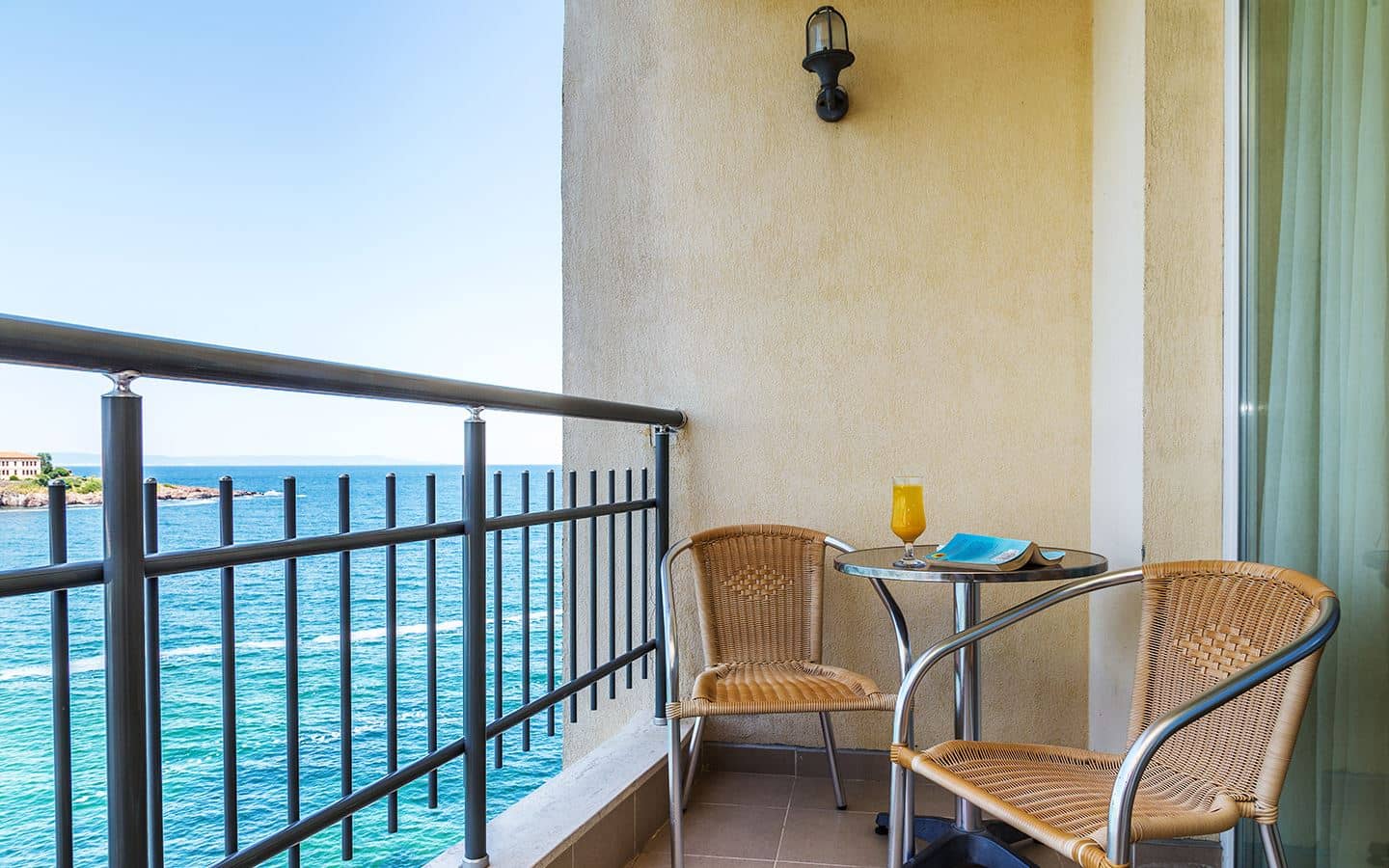 rooms-double-standard-apartment-balcony