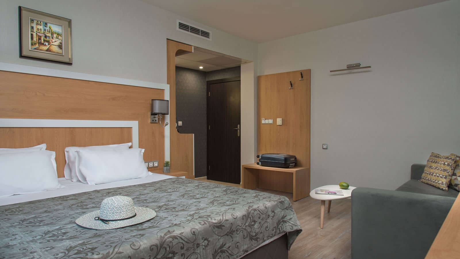 rooms-standard-familyroom-balcony