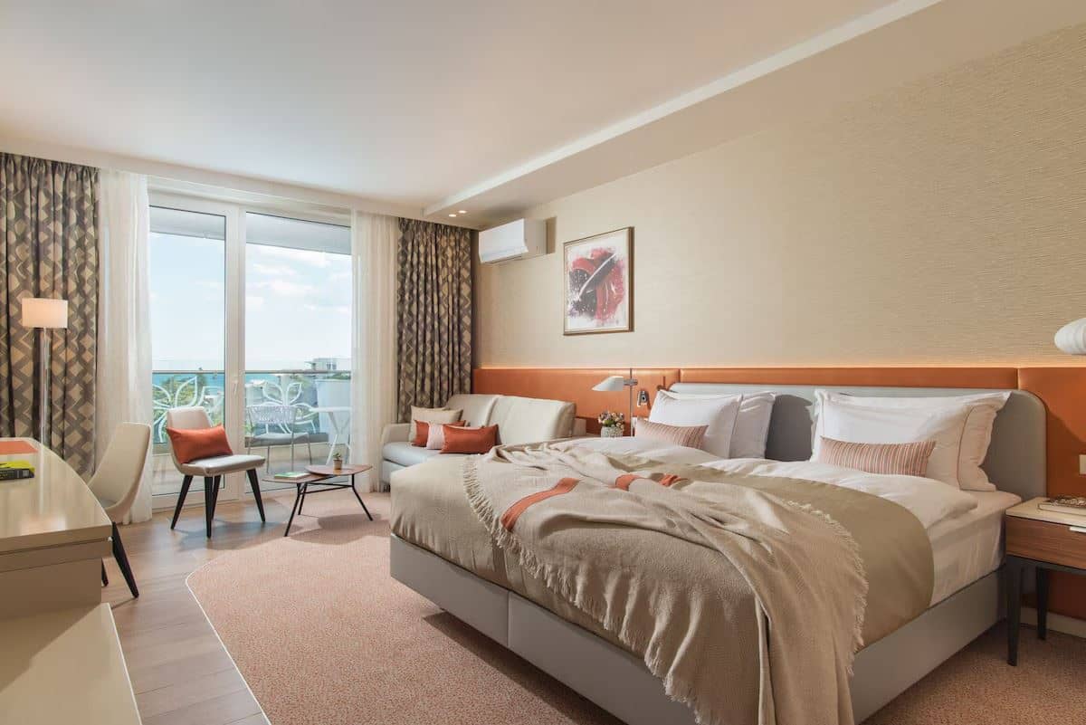 rooms-twin-deluxe-room-gardenview-balcony