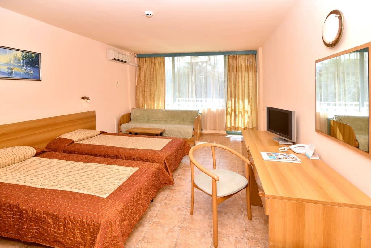 rooms-single-wchild-standard-room-parklateralseaview-balcony-or-terrace