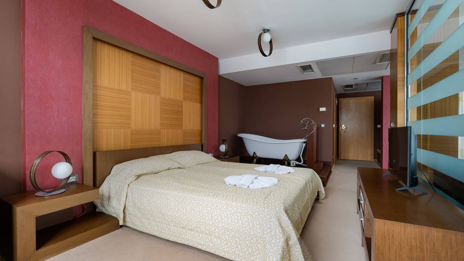 rooms-queen-room