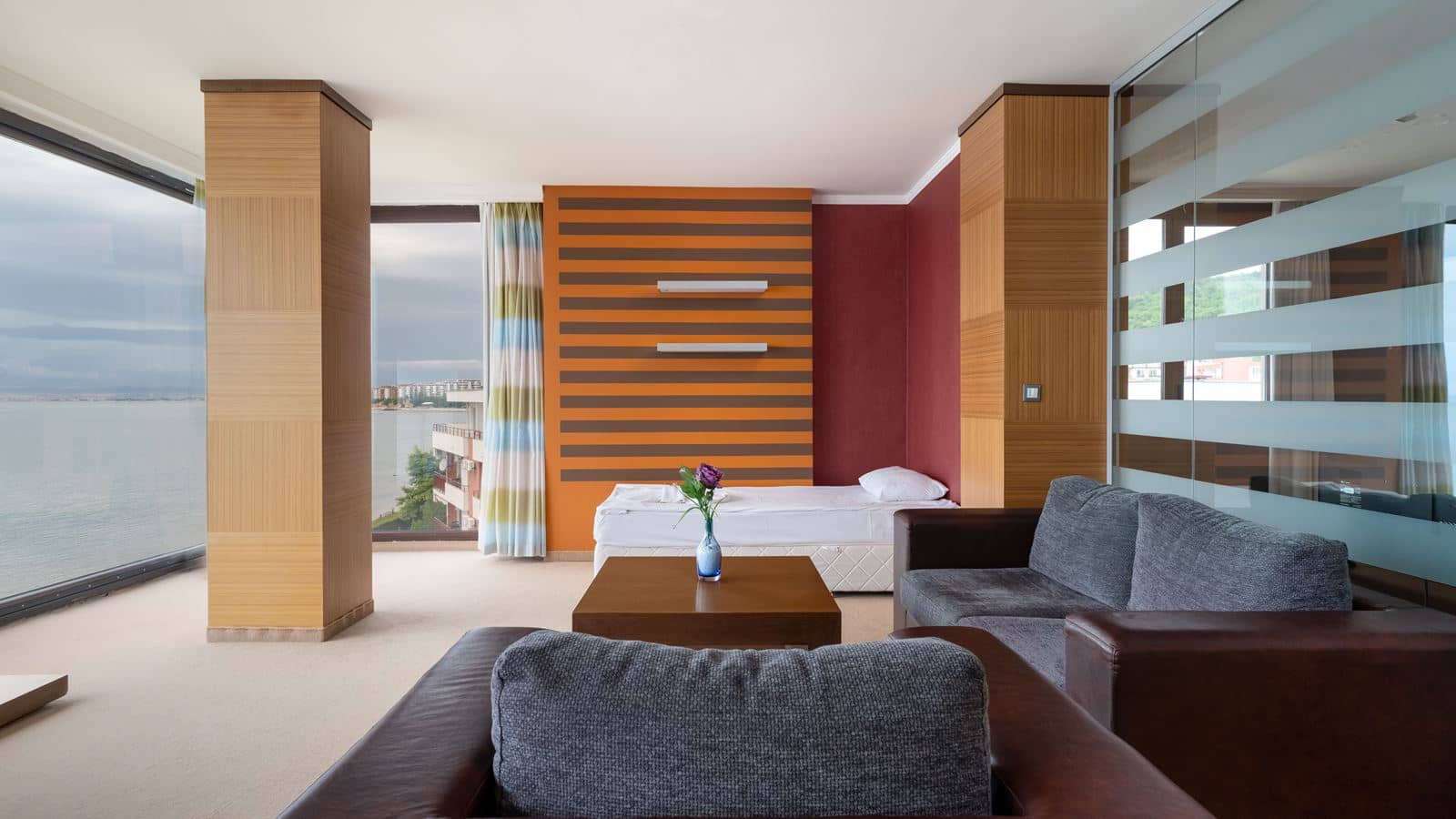 rooms-queen-room