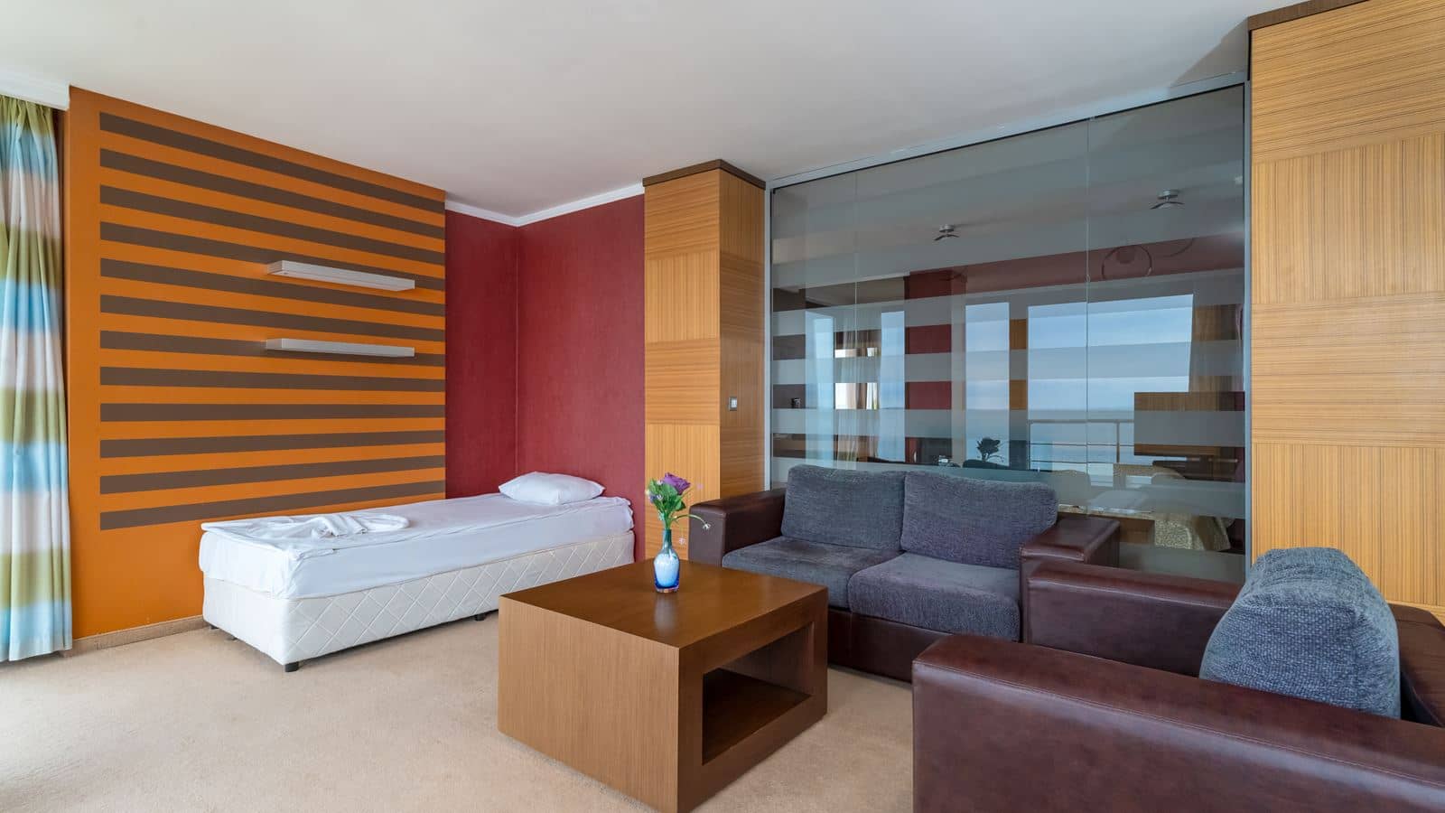 rooms-queen-room