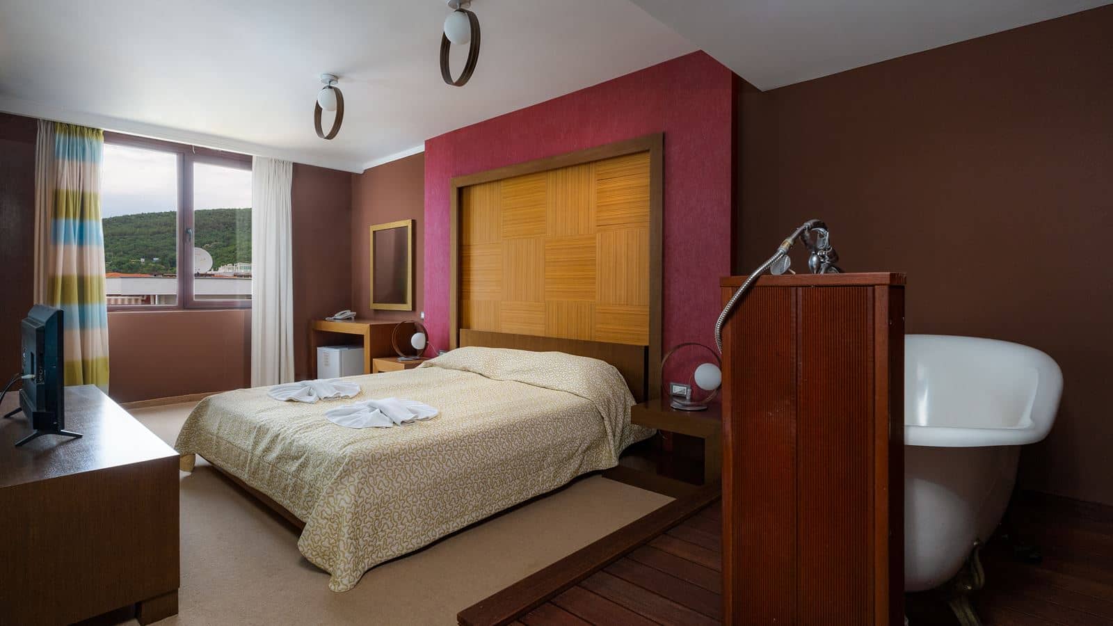 rooms-queen-room