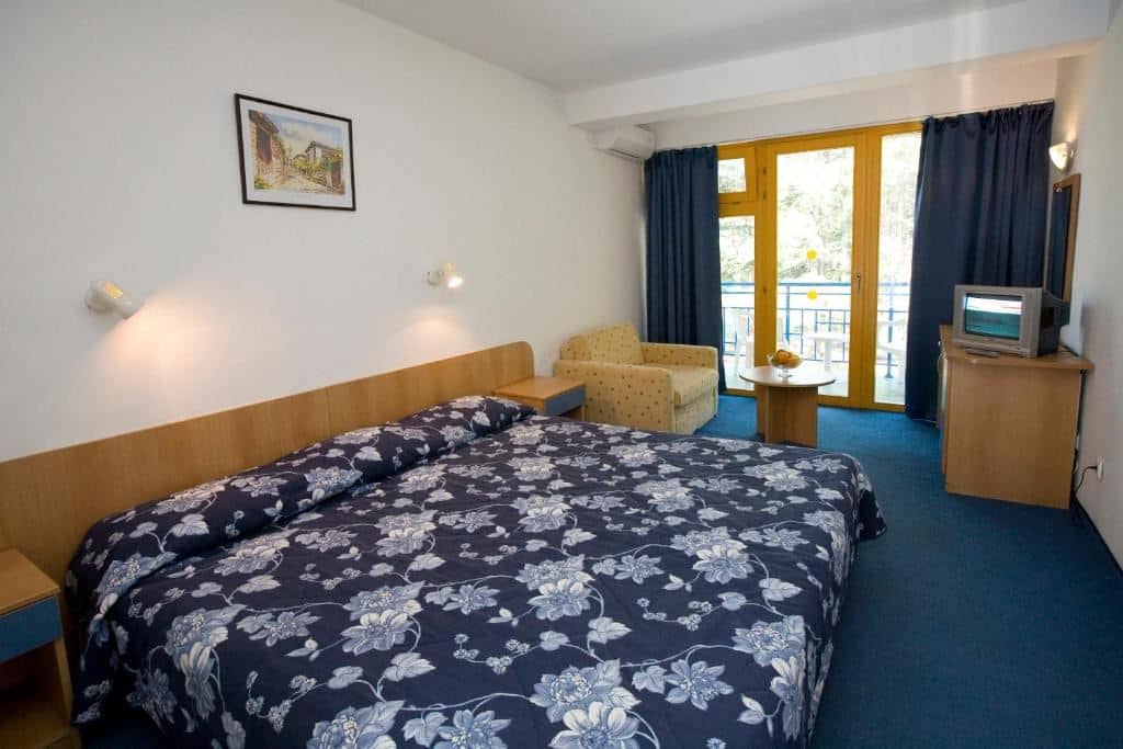 rooms-single-wchild-standard-room-balcony