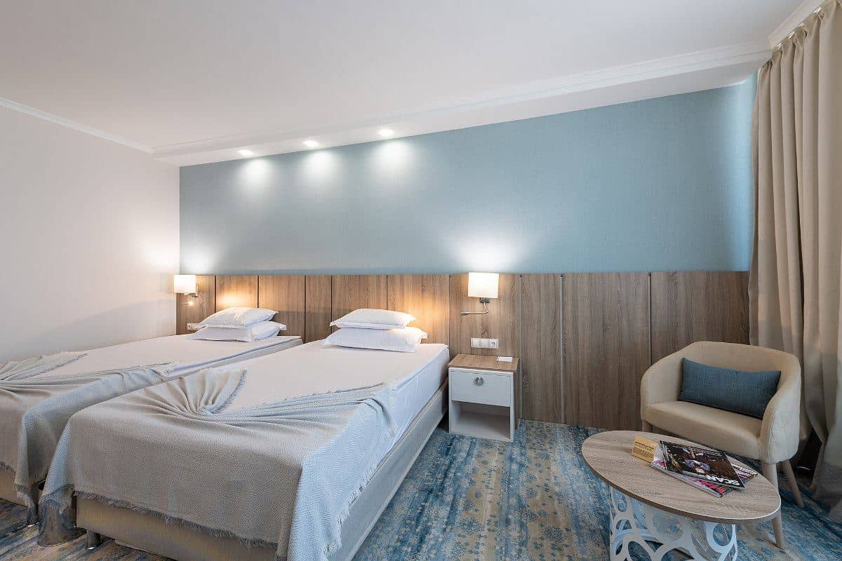 rooms-single-wchild-superior-room-seaview-balcony