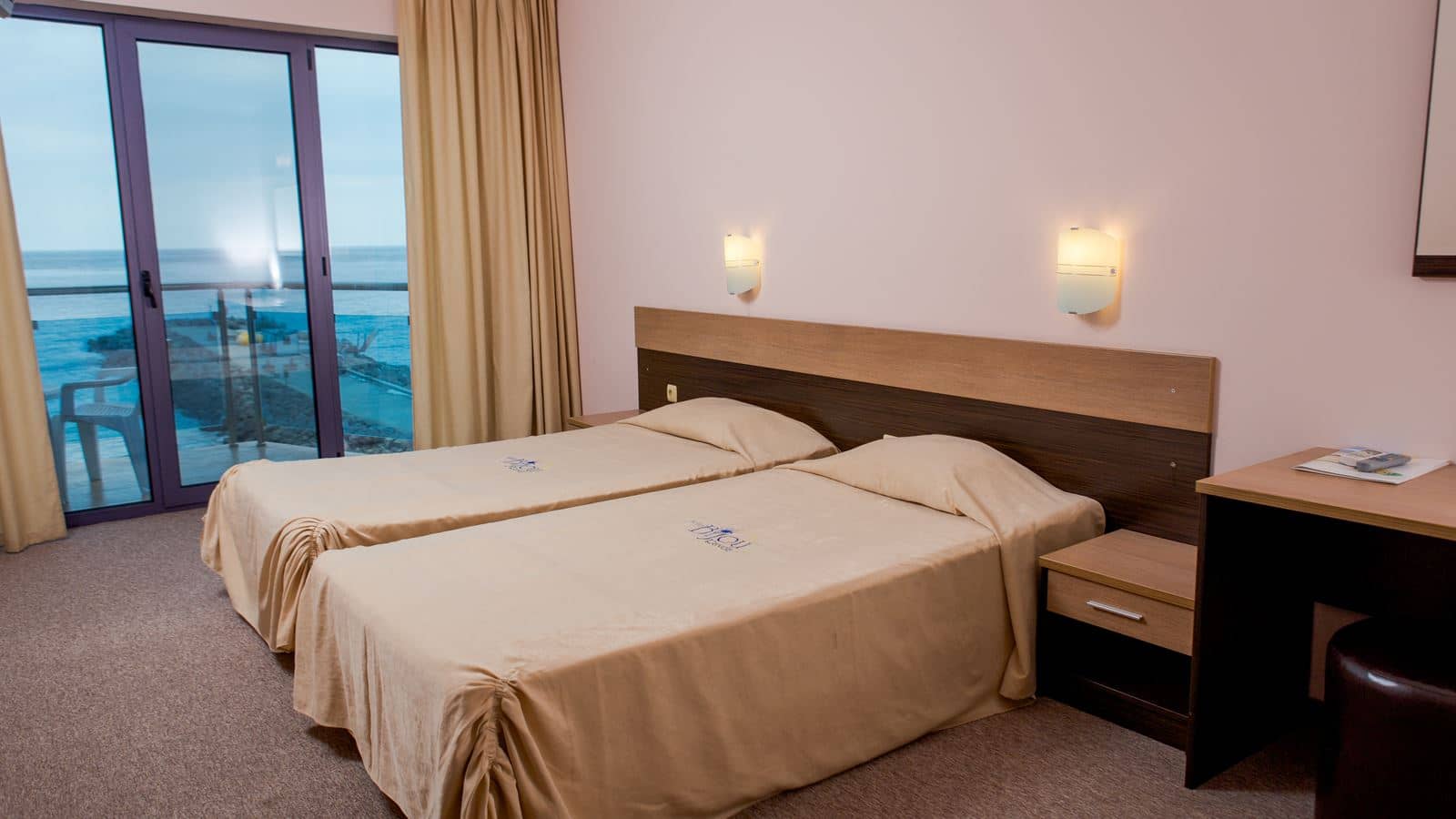 rooms-deluxe-room-seaview-balcony