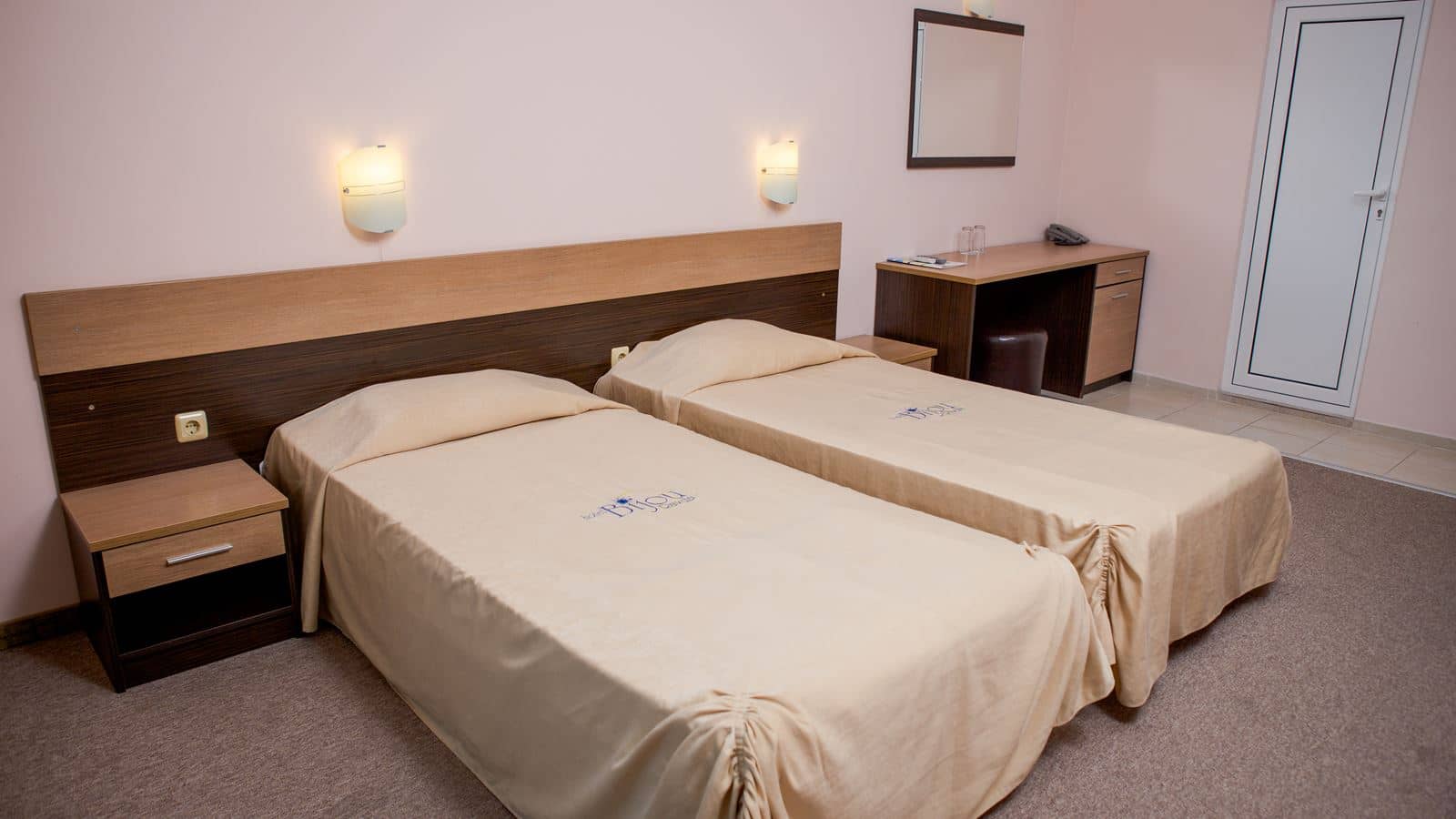 rooms-deluxe-room-seaview-balcony