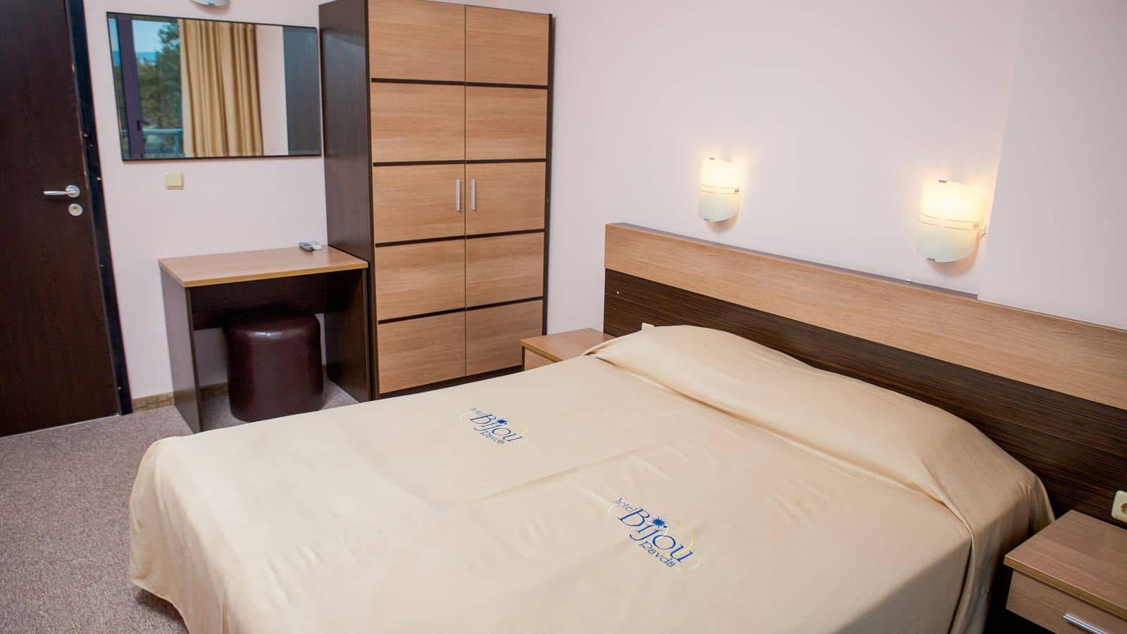 rooms-double-standard-suite-seaview