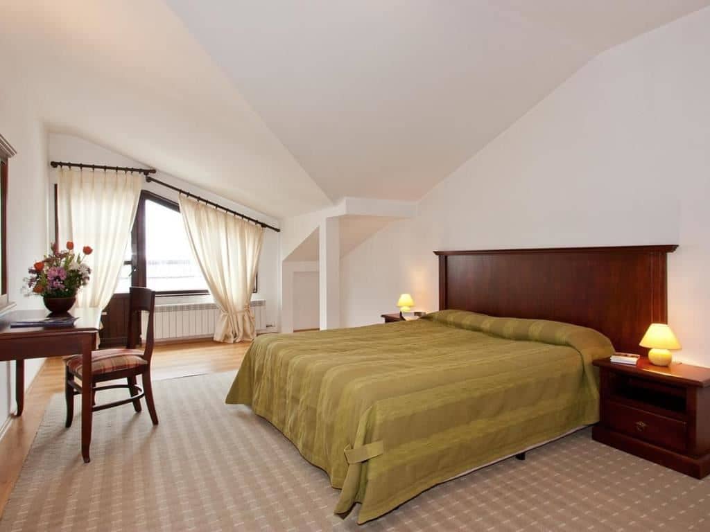 rooms-standard-room