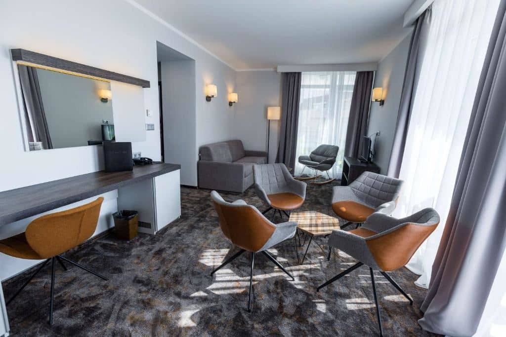rooms-family-suite-pool-view