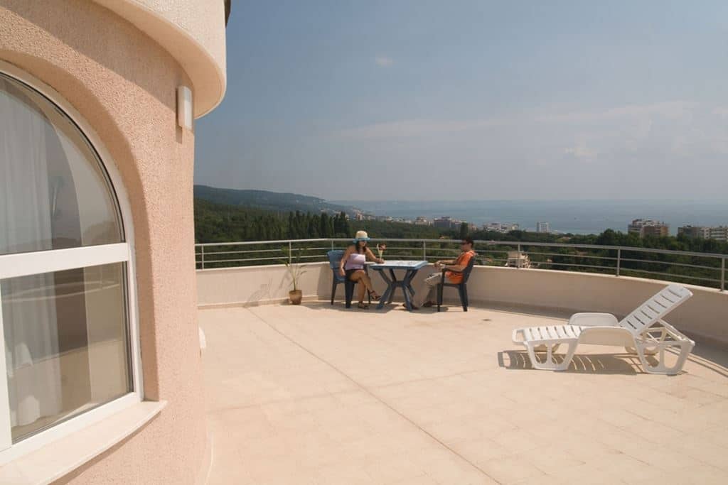 rooms-deluxe-room-balcony