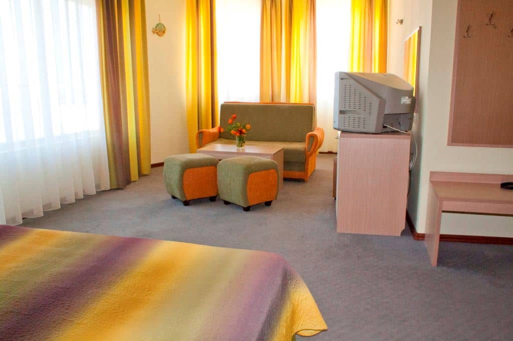 rooms-deluxe-room-balcony