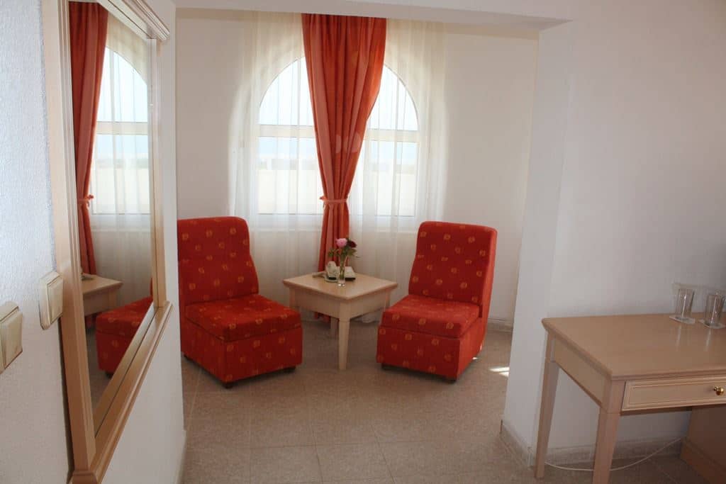 rooms-deluxe-room-balcony