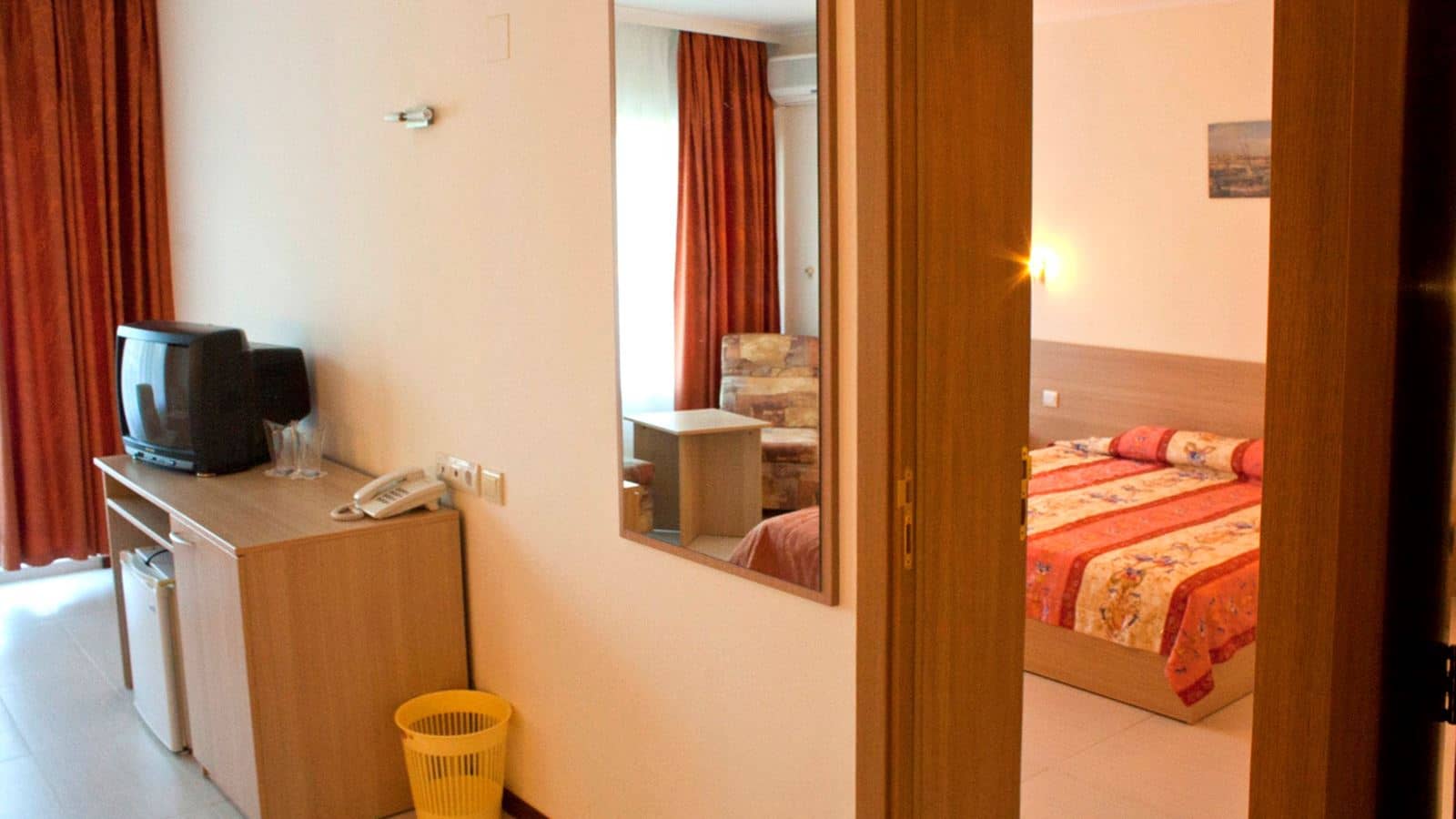 rooms-standard-familyroom-balcony