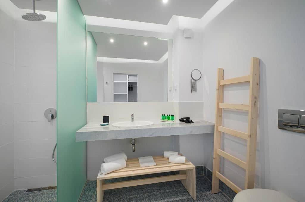 rooms-single-wchild-standard-room-seasideview-balcony-or-terrace