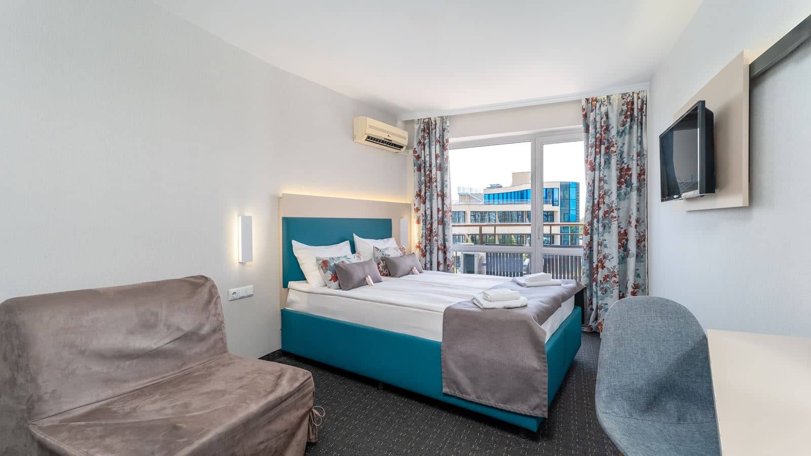 rooms-single-standard-room-with-balcony