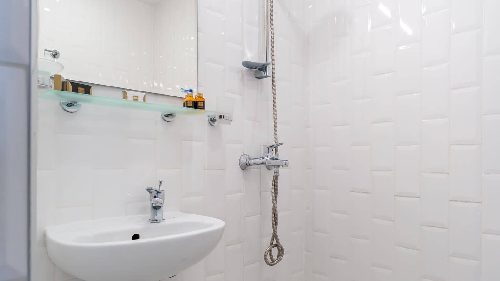 rooms-single-standard-room-with-balcony