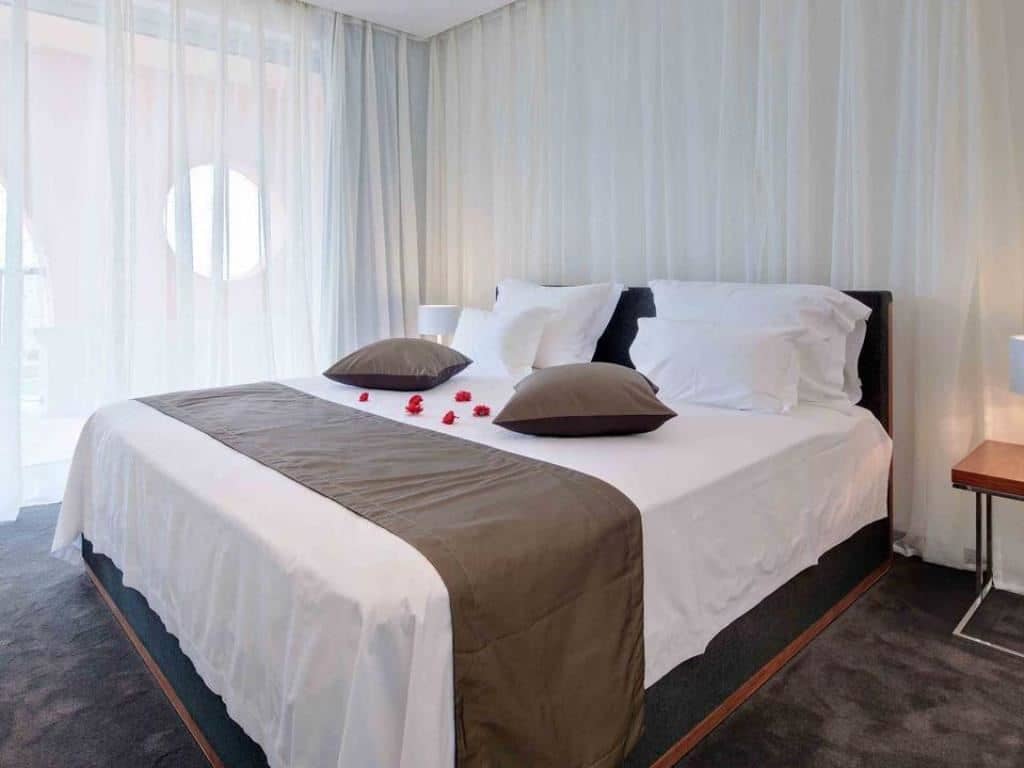 rooms-single-wchild-standard-room-seaview-balcony