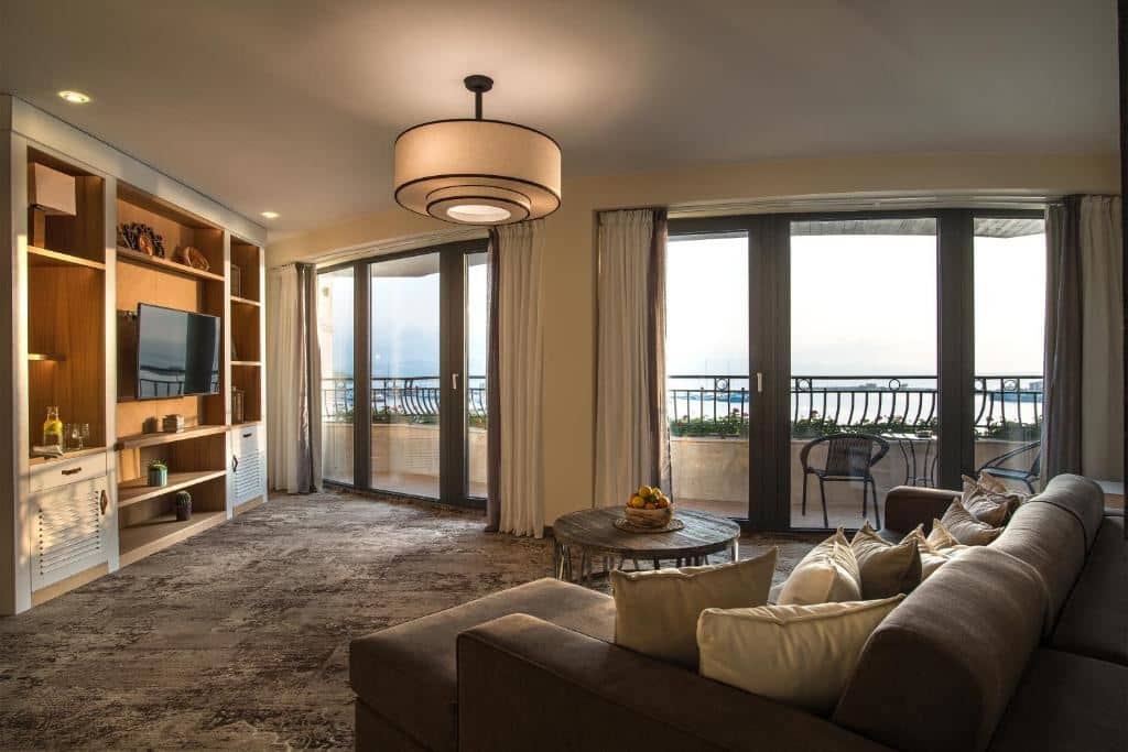 rooms-standard-apartment-sea-view-balcony-or-terrace