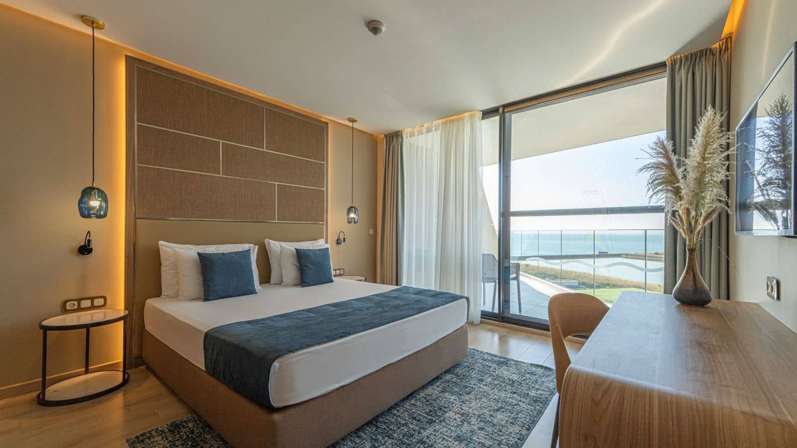 rooms-standard-family-room--lateral-seavew-balcony