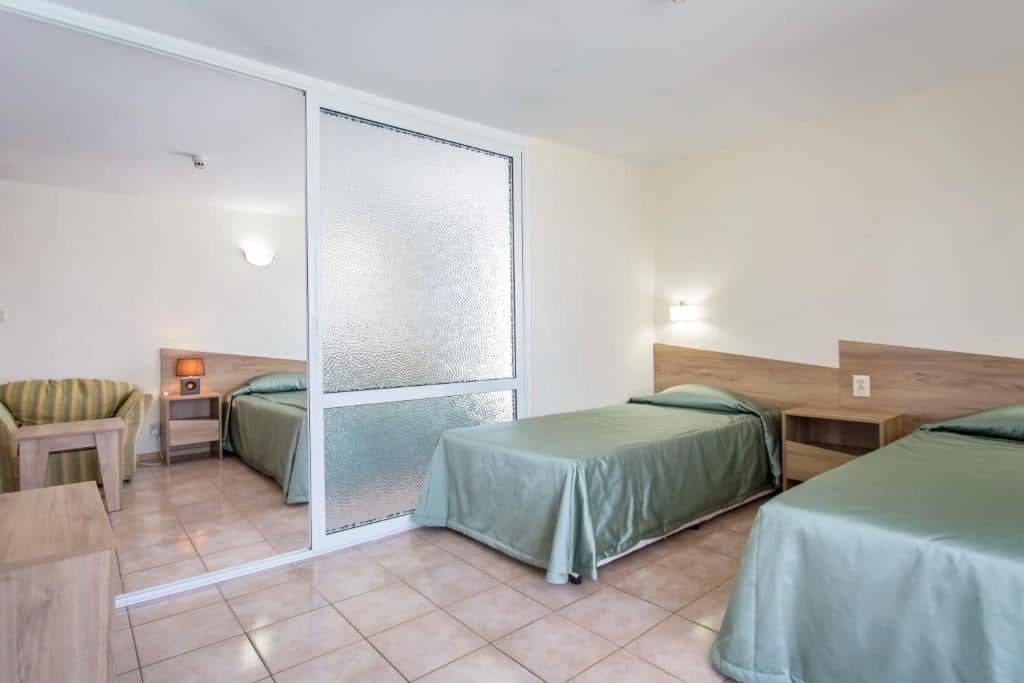 rooms-2-connecting-rooms-standard-family-room