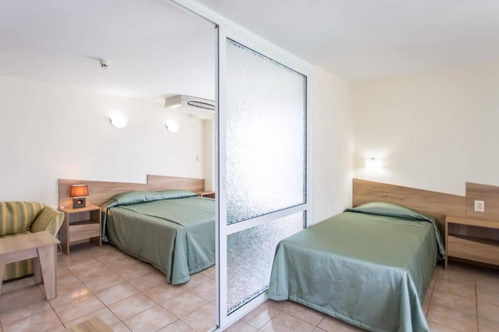rooms-2-connecting-rooms-standard-family-room