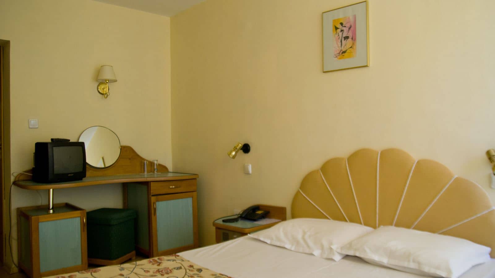 rooms-standard-familyroom-balcony