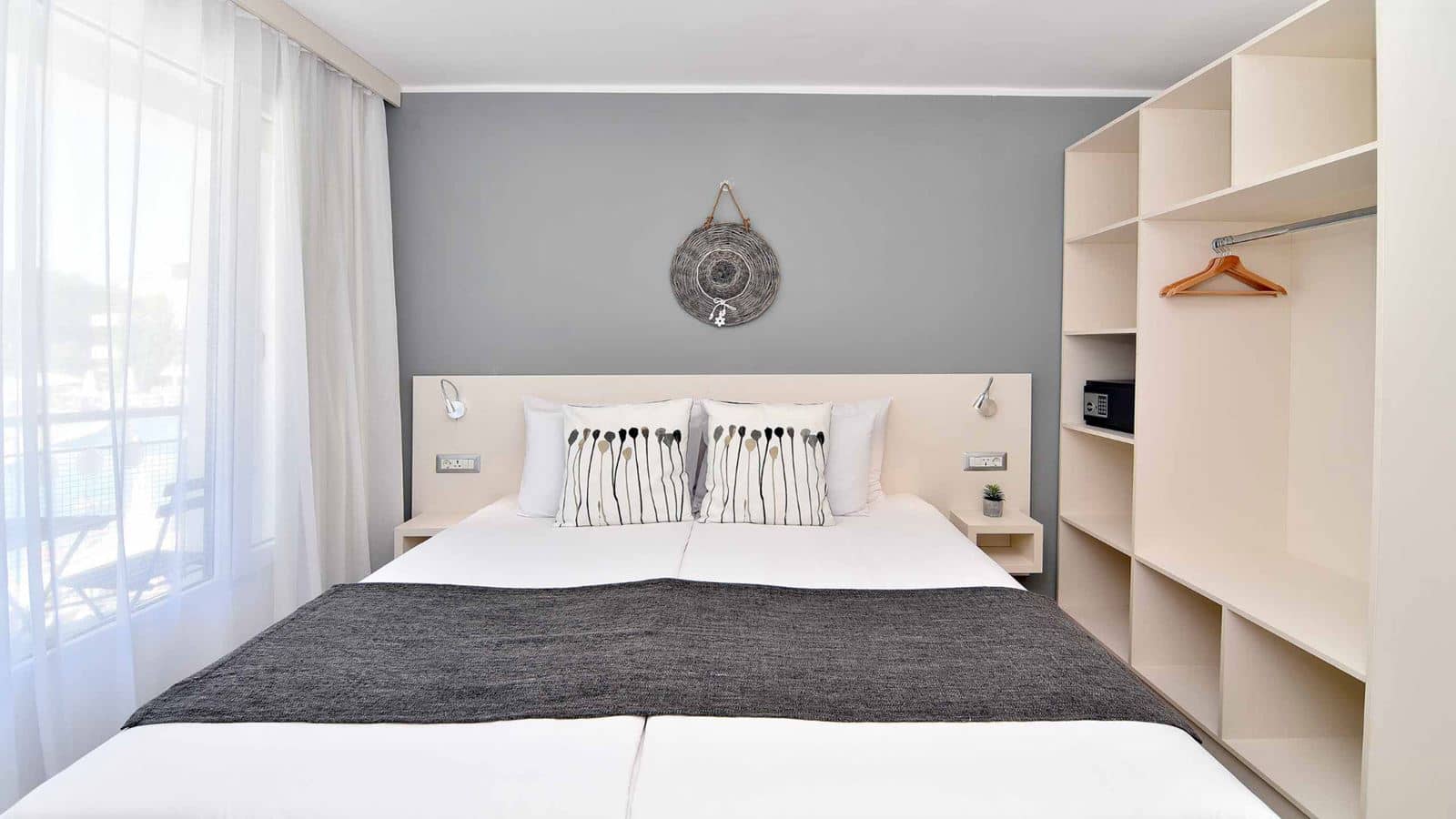 rooms-standard-familyroom-balcony