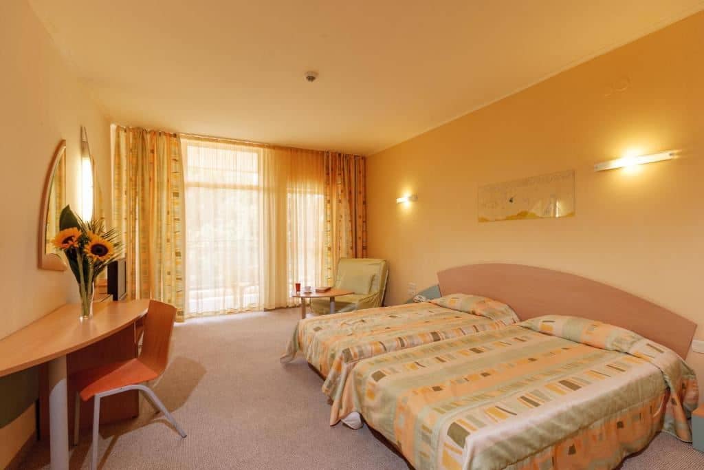 rooms-twin-standard-room-balcony