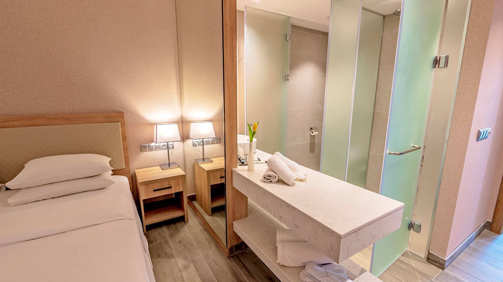 rooms-deluxe-room