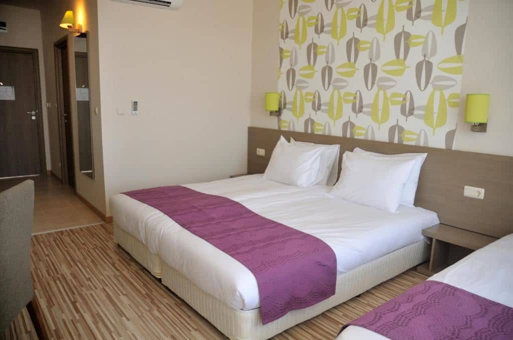 rooms-single-wchild-standard-room-balcony
