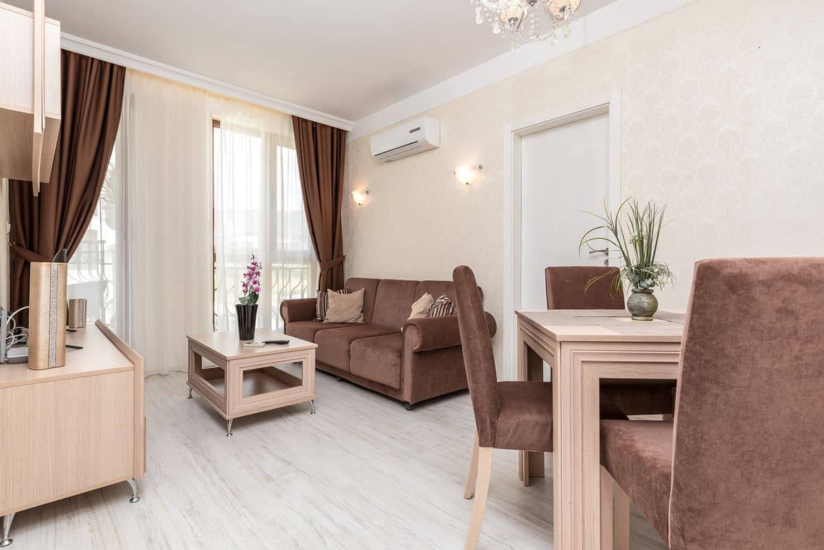 rooms-1-bedroom-deluxe-apartment-balcony