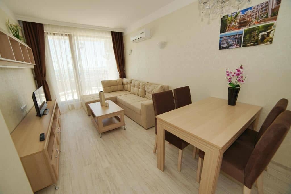 rooms-1-bedroom-standard-apartment-balcony