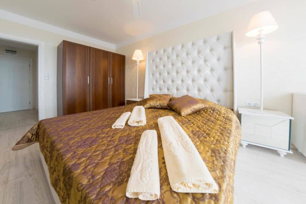 rooms-1-bedroom-standard-apartment-balcony