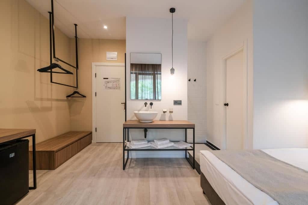 rooms-standard-room-balcony