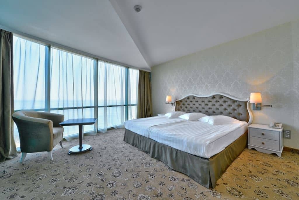 rooms-standard-room-lateralseaview-balcony