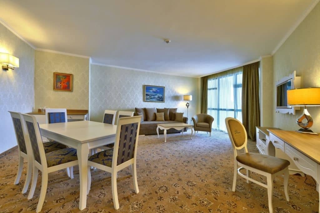 rooms-standard-suite-balcony