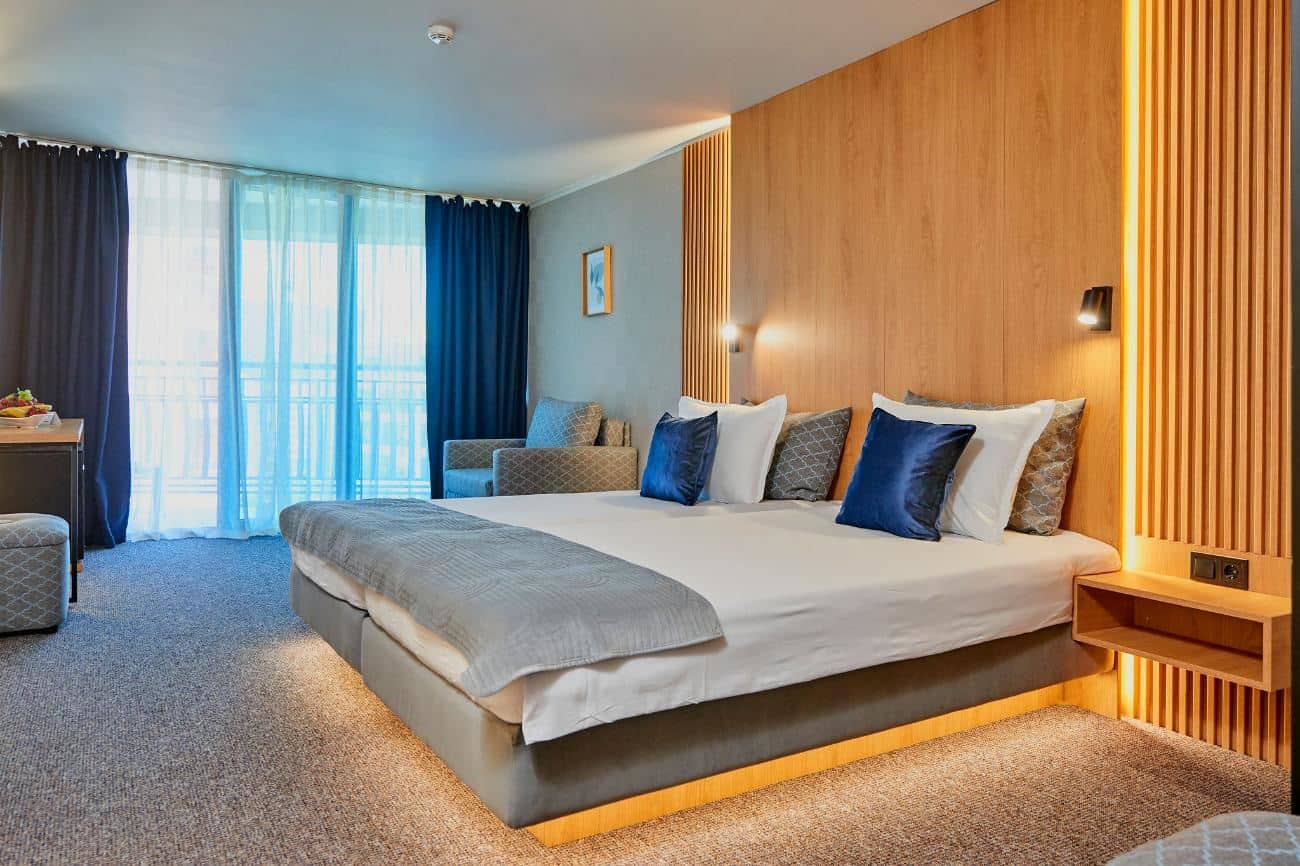 rooms-comfort-room-lateralseaview-balcony-or-terrace