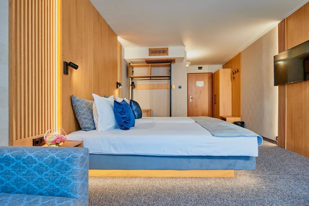 rooms-single-wchild-standard-room-lateralseaview-balcony-or-terrace